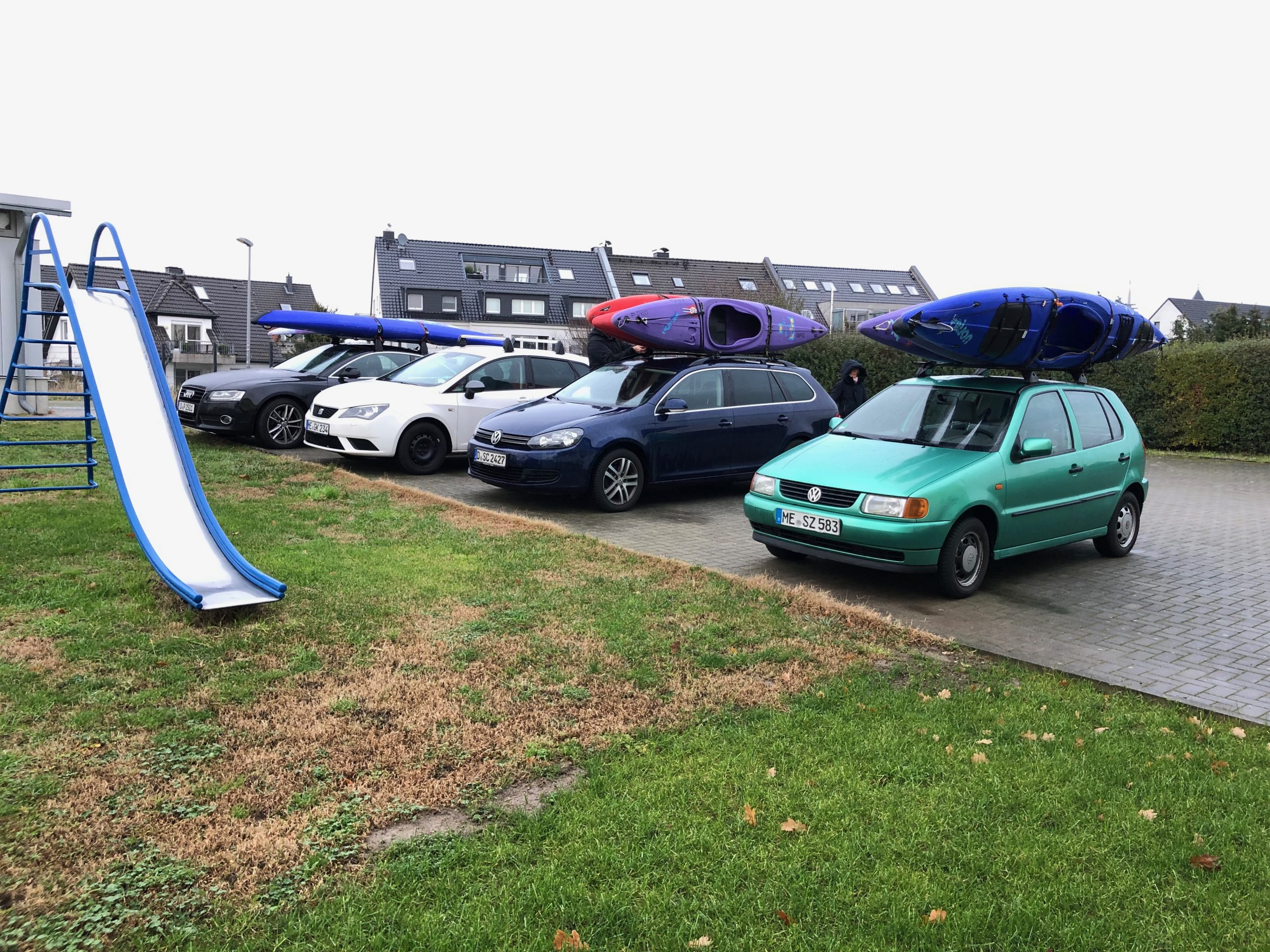 Autos mit Kanus auf dem Dach