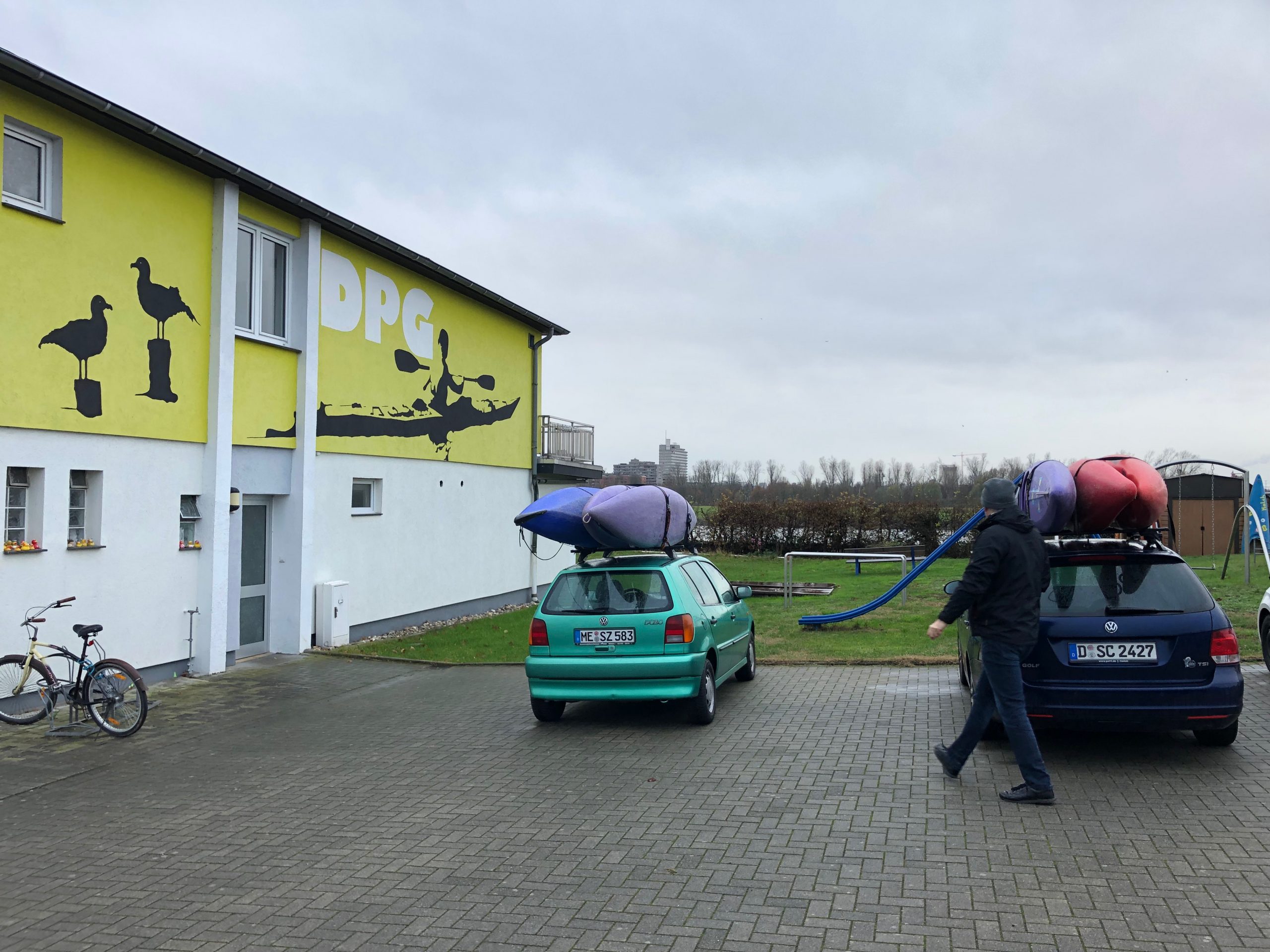 Autos mit Booten auf dem Dach
