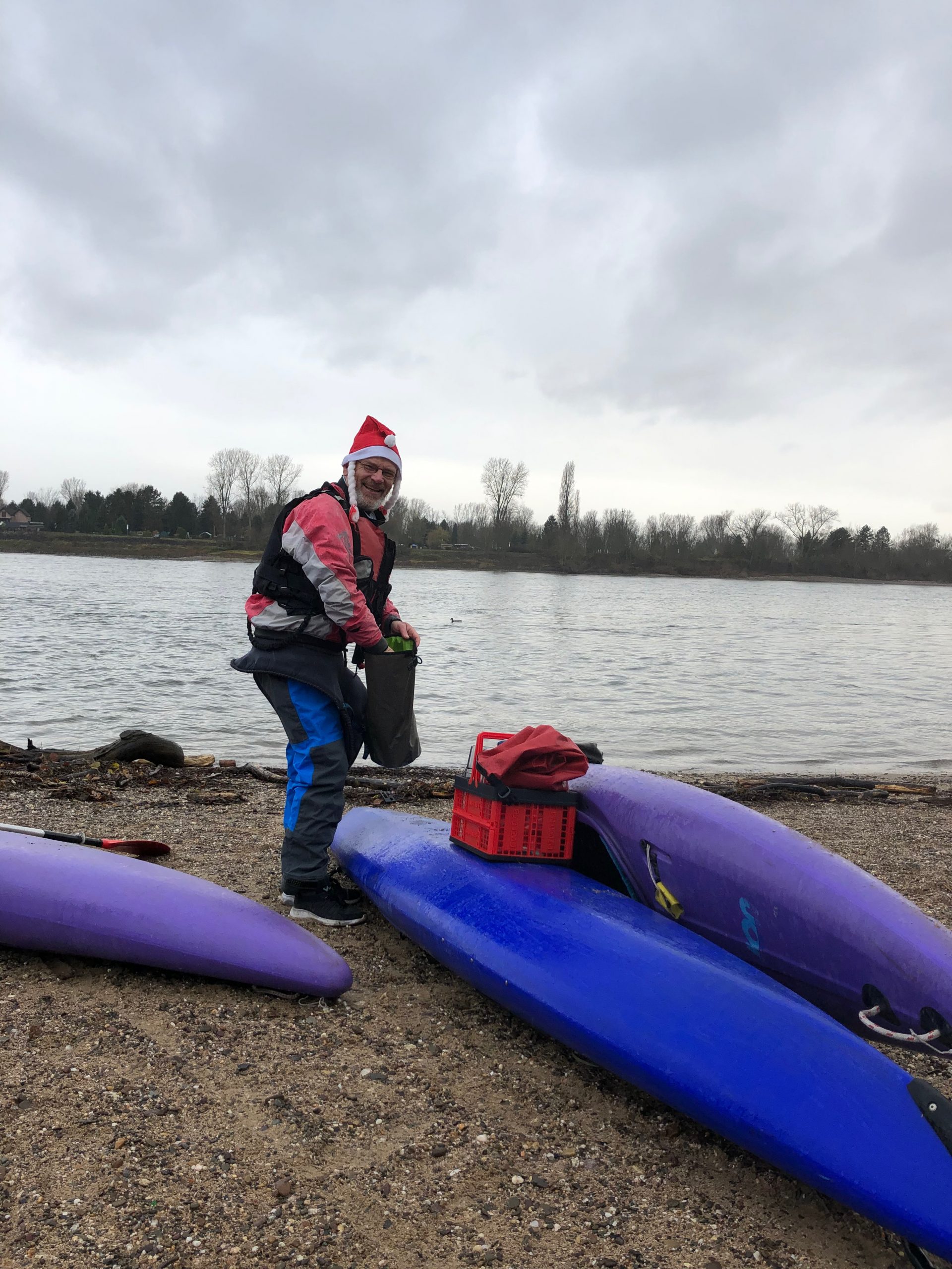 Kanufahrer mit Nikolausmütze am Rhein