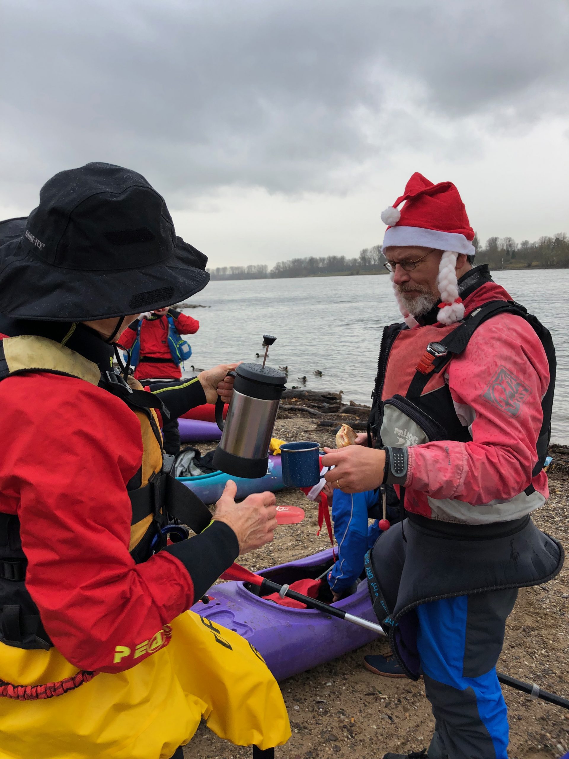 Kanufahrer mit Nikolausmütze und Glühwein