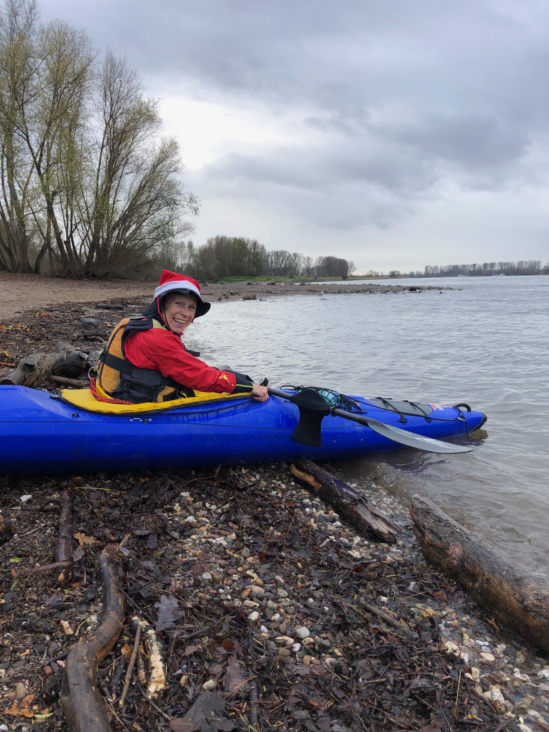 Kanufahrer im Boot beim Einstieg in den Rhein