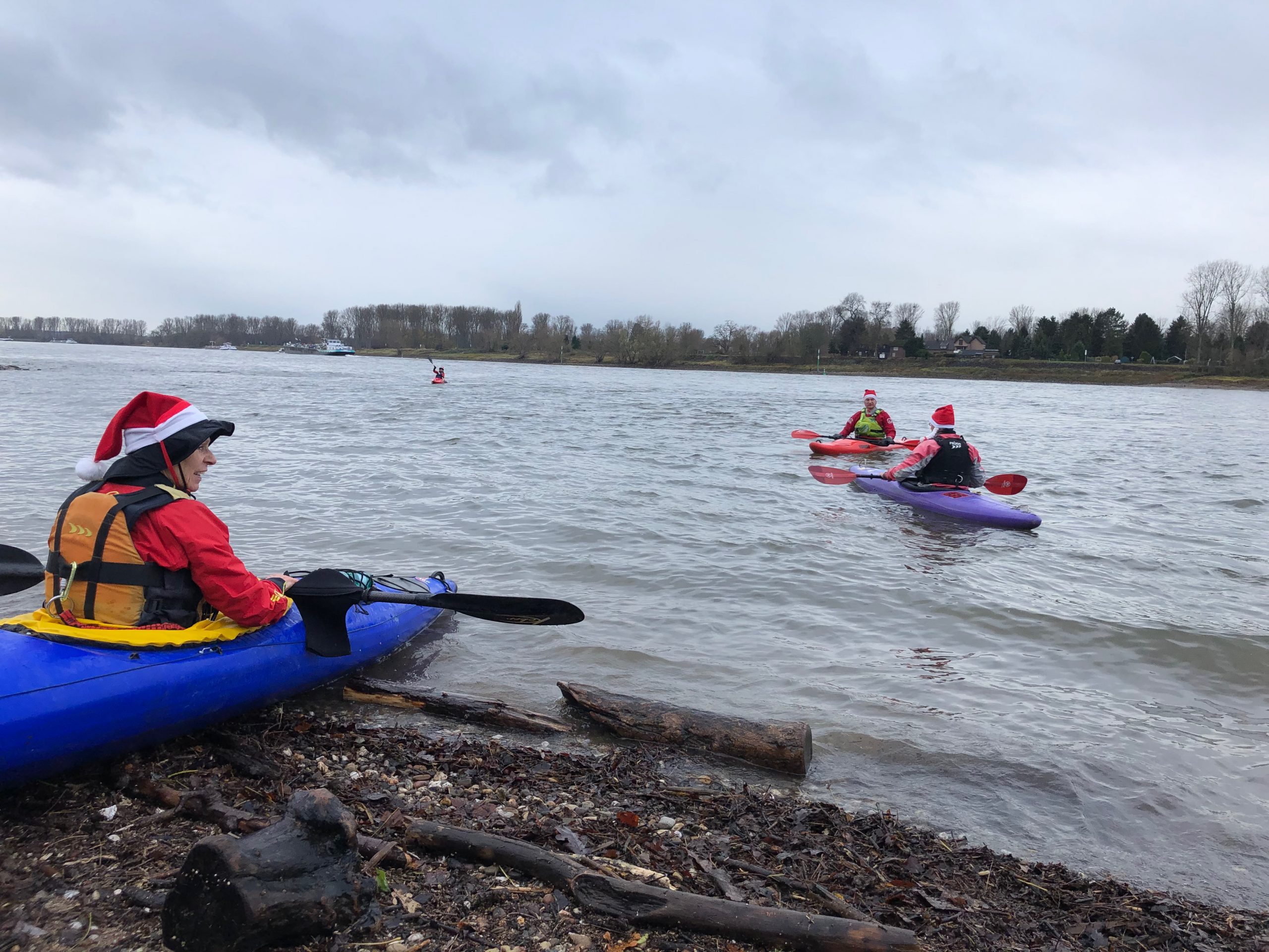 Kanufahrer beim Einstieg in den Rhein