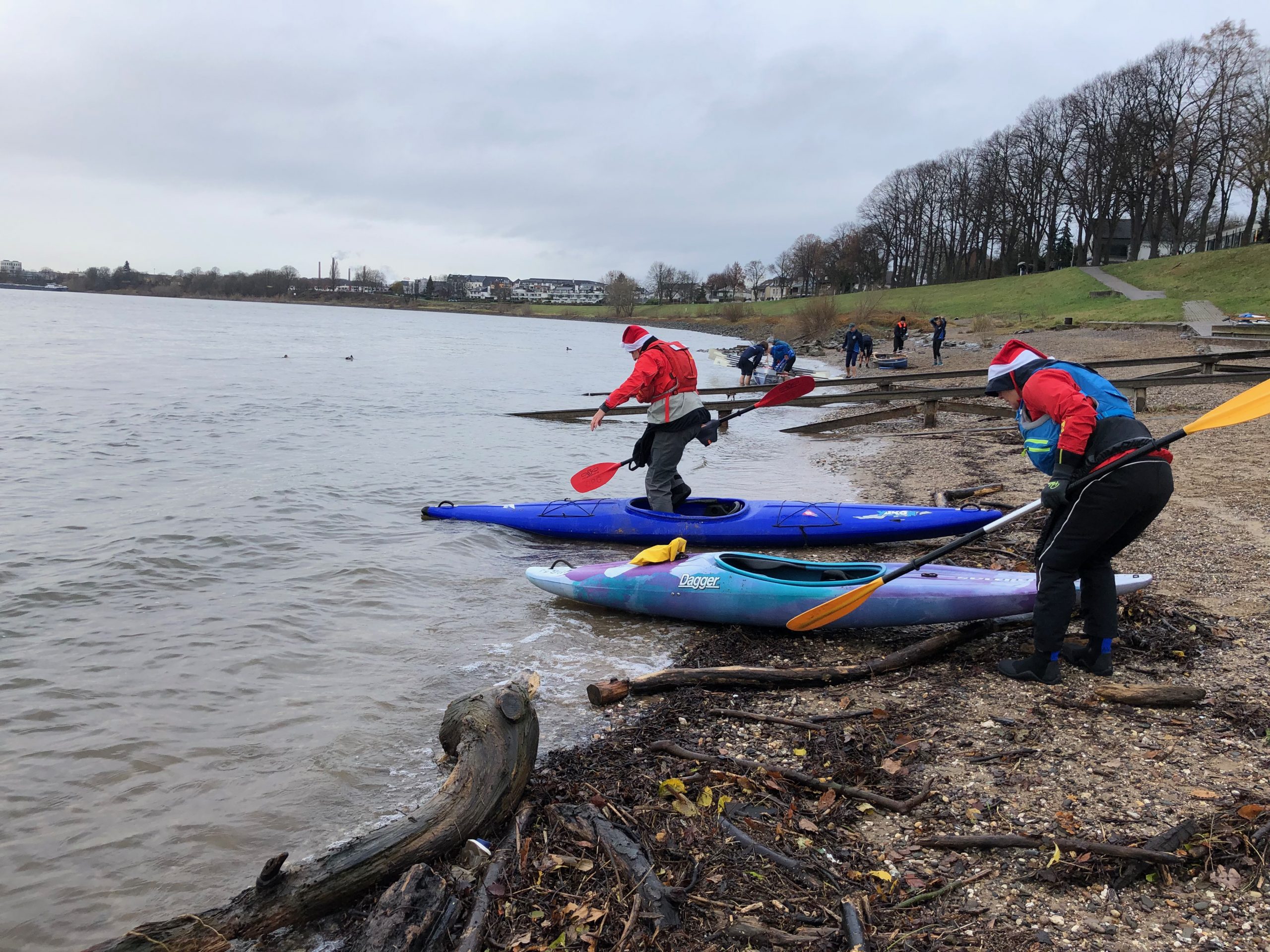 Kanufahrer beim Einstieg am Rheinufer