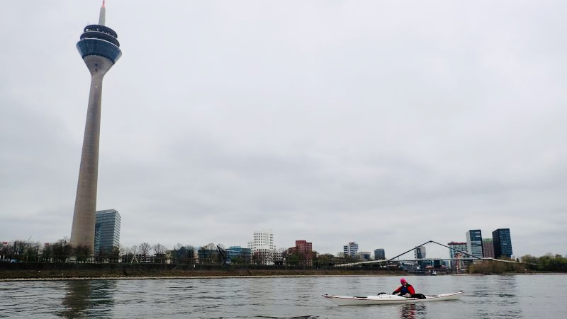 Kanufahrer auf dem Rhein in Düsseldorf