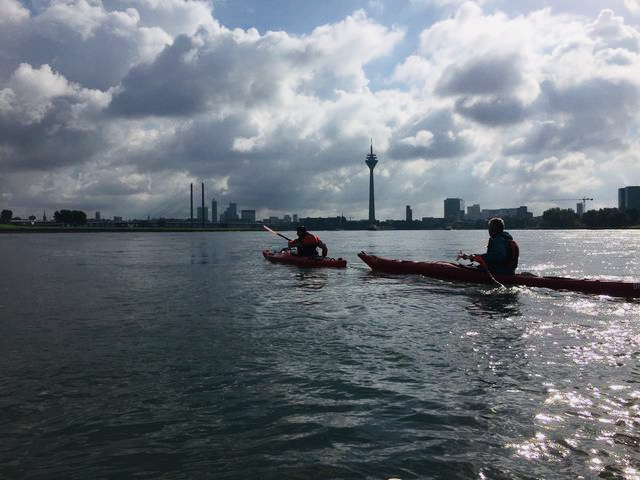 Kanufahrer auf Rhein vor Rheinbrücke in Düsseldorf